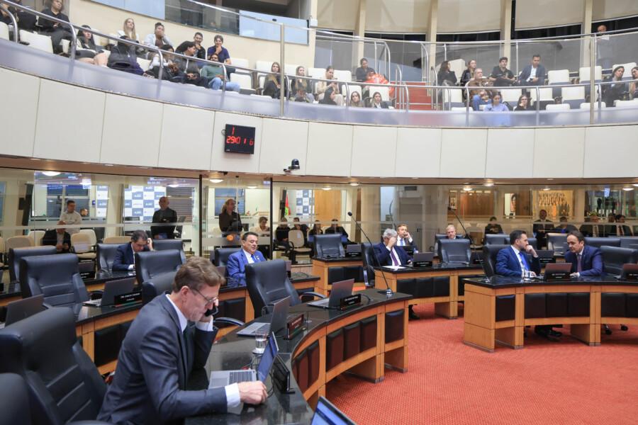 Debates sobre segurança pública e ressarcimento de recursos na sessão plenária da Alesc