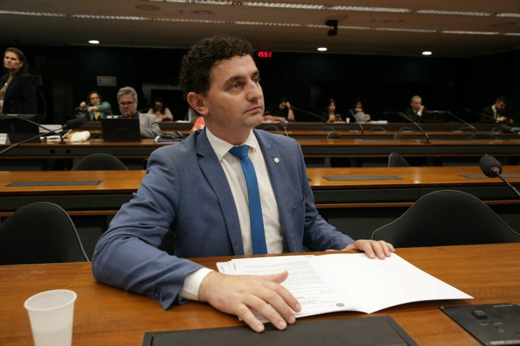 Representação visual da aprovação de debates sobre defensivos agrícolas e crise do alho na Comissão da Câmara