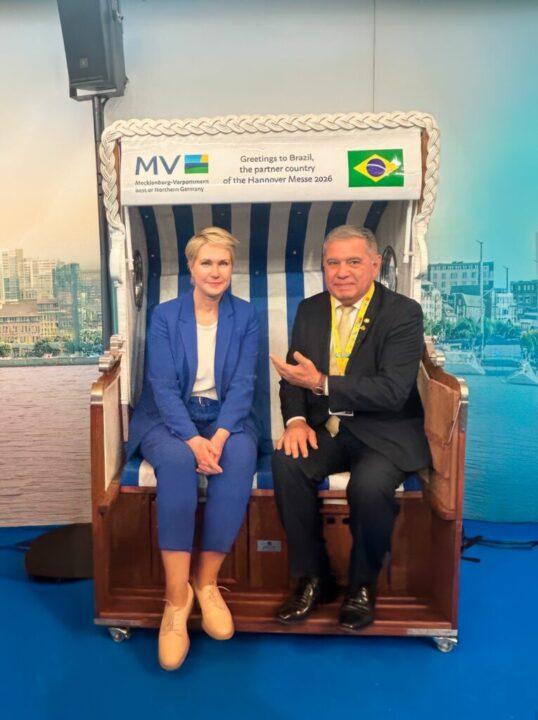 Deputado Mario Motta na feira industrial na Alemanha