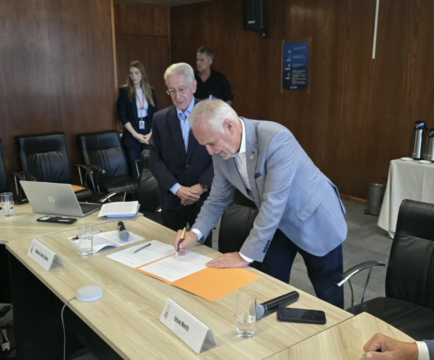 Foto de Edson Moritz assumindo a presidência da Celesc