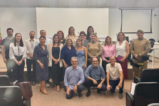 Mulheres participando de grupo reflexivo em Blumenau