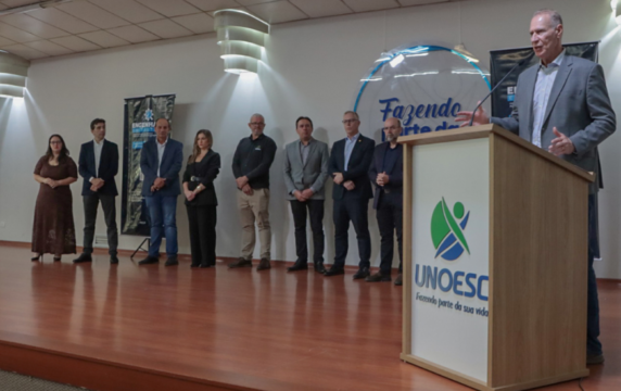 Profissionais em reunião durante Ciclo de Estudos TCE-SC em Joaçaba