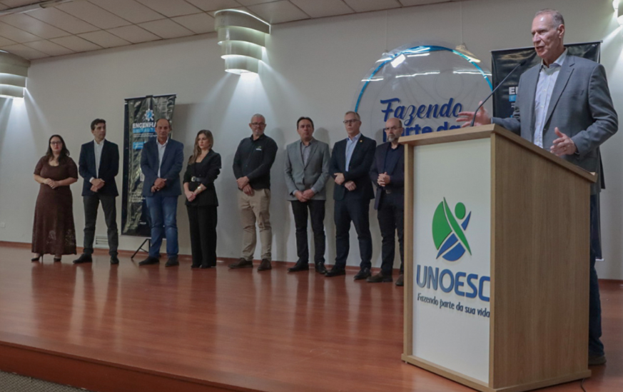 Profissionais em reunião durante Ciclo de Estudos TCE-SC em Joaçaba