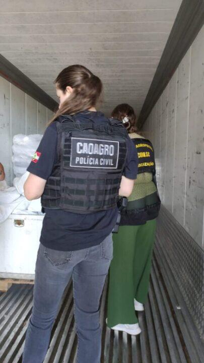 Frigorífico interditado devido a suspeita de fraude alimentar em Coronel Freitas