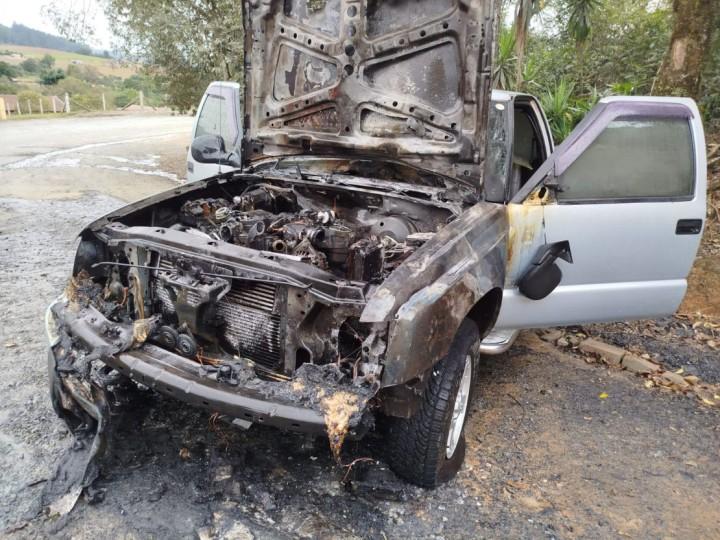 Caminhonete em chamas sendo controlada pelos bombeiros
