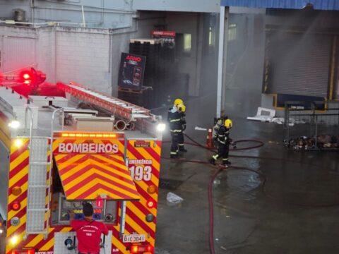 Incêndio controlado em depósito