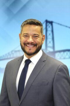 Imagem do vereador João Padilha assumindo a liderança na Câmara de Florianópolis