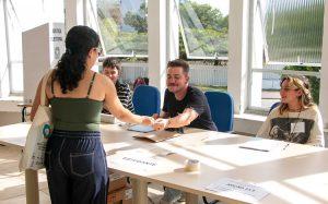 Imagem de um mesário voluntário atuando na UFSC