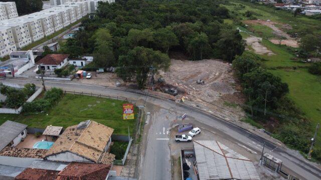 Rotatória em construção no bairro Forquilhas em São José