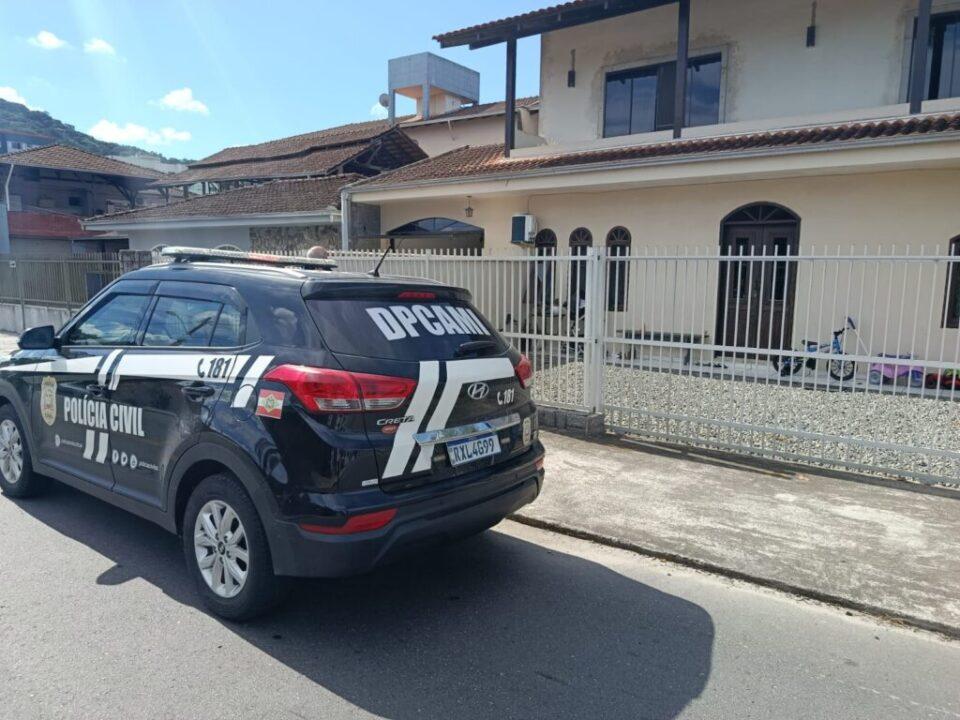Aparelho celular apreendido na operação policial em Joinville