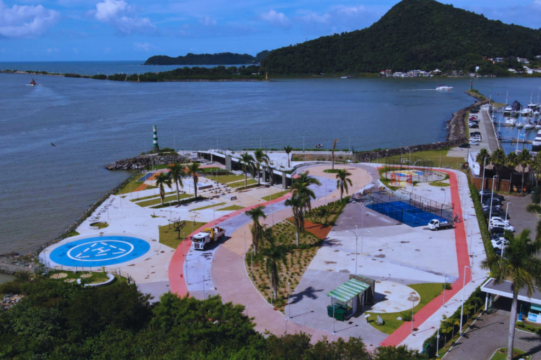 Imagem do Parque Ecológico Náutico de Itajaí às margens do rio Itajaí-Açu
