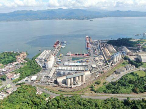 Imagem do Porto de São Francisco do Sul com indicadores de lucro em 2025