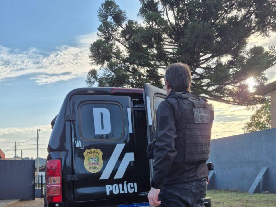 Homem sendo preso em operação policial