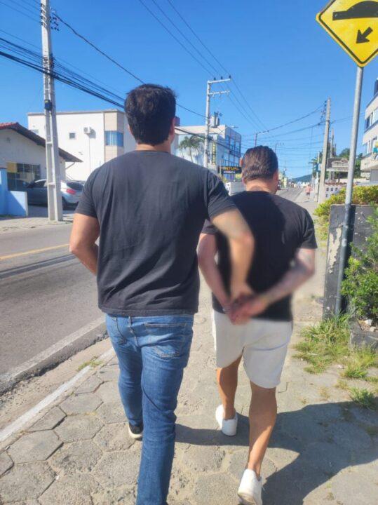 Estelionatário preso em revenda de veículos