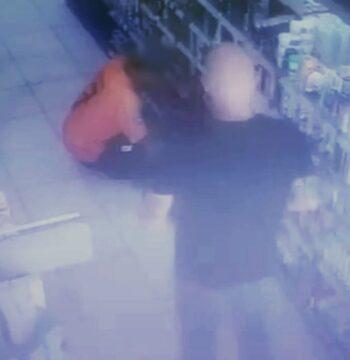 Policial Civil efetuando prisão em flagrante por furto