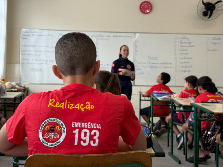 Criança aprendendo primeiros socorros