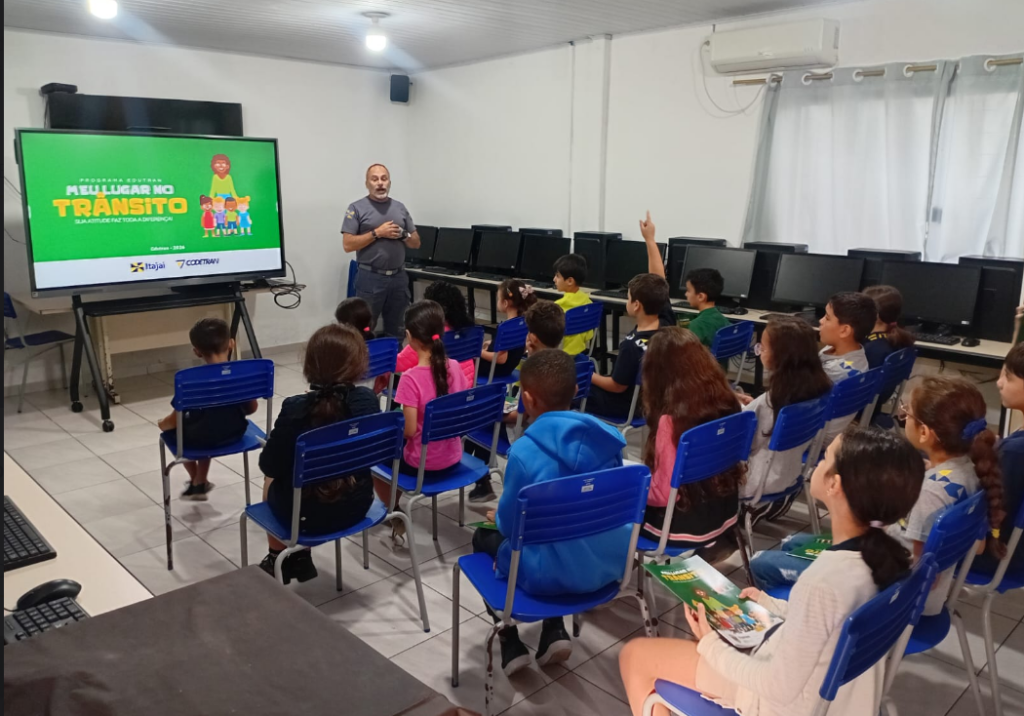Crianças aprendendo sobre segurança no trânsito