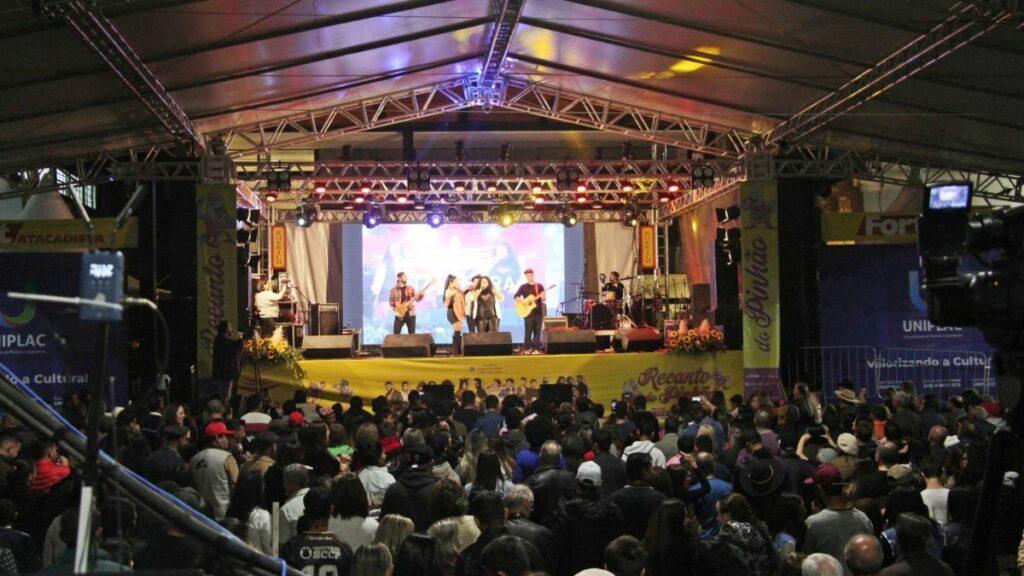 Artistas lageanos excluídos do Recanto do Pinhão 2025