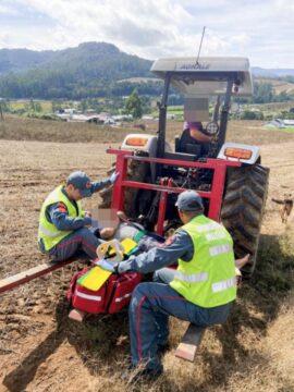 Bombeiros resgatam idoso com auxílio de trator em Ituporanga