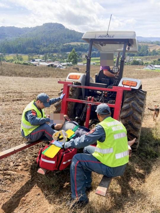 Bombeiros resgatam idoso com auxílio de trator em Ituporanga