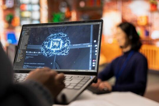 Imagem ilustrativa de profissional trabalhando com Inteligência Artificial