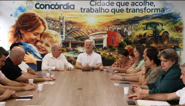 Prefeito de Concórdia com vereadores