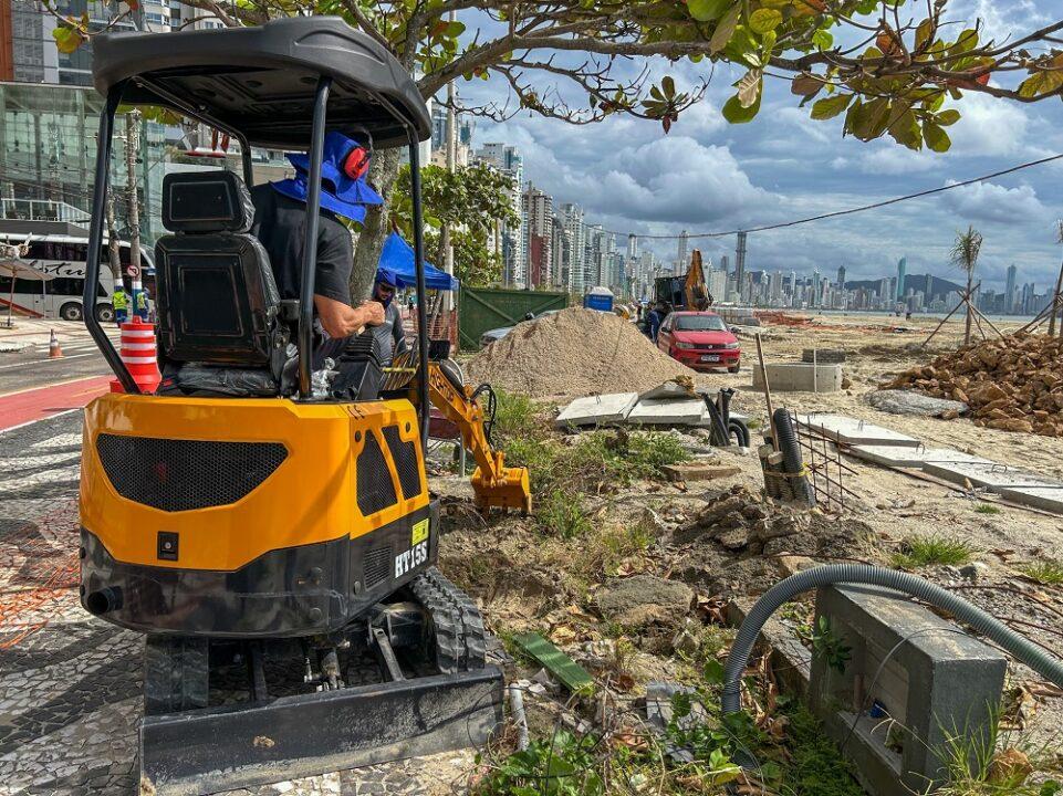 Obras de reurbanização na orla da Praia Central de Balneário Camboriú