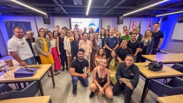 Empresários se reunindo em evento de networking