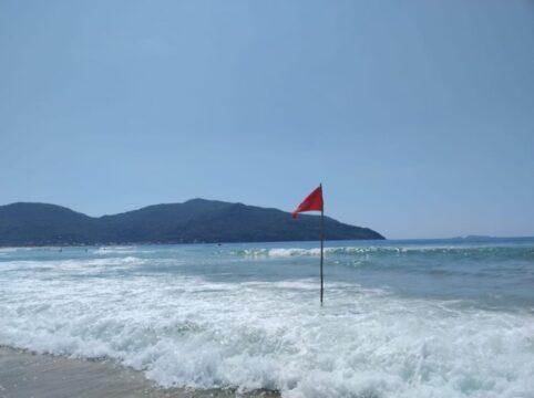 Guarda-vidas CBMSC realizando salvamento