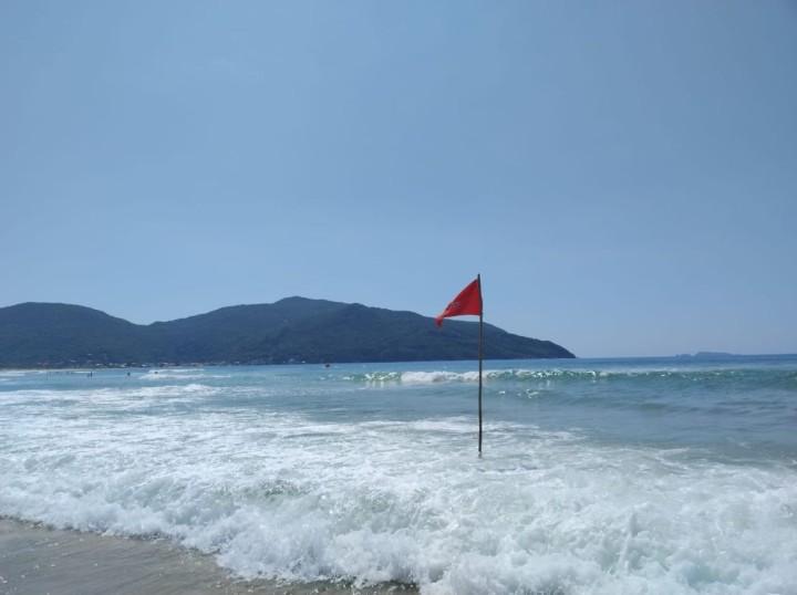 Guarda-vidas CBMSC realizando salvamento