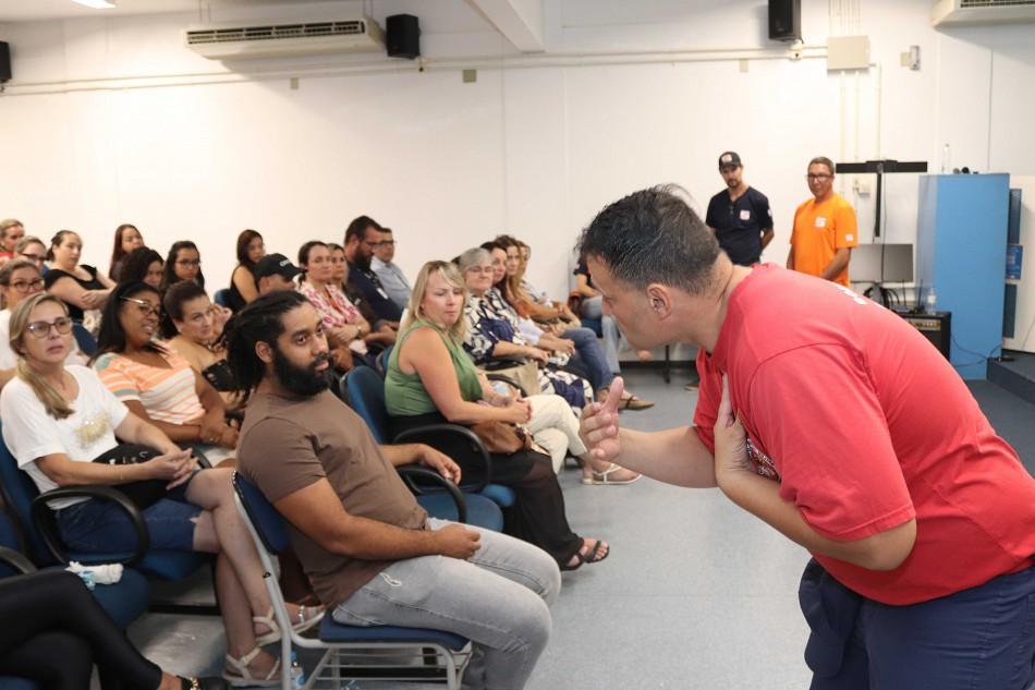 Profissionais em treinamento de emergência