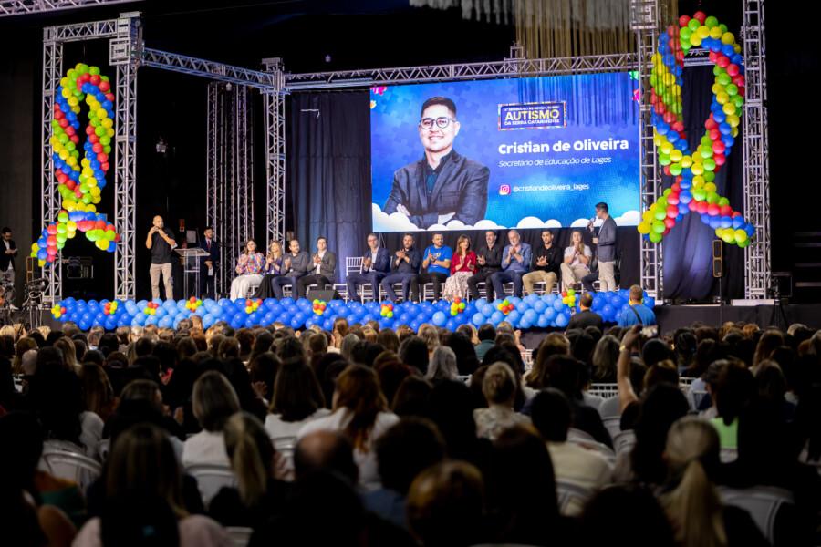 Pessoas participando do Seminário Regional sobre Autismo na Serra Catarinense
