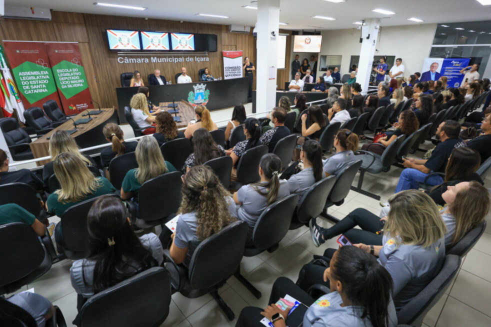 Profissionais e famílias reunidos em evento sobre inclusão em Içara