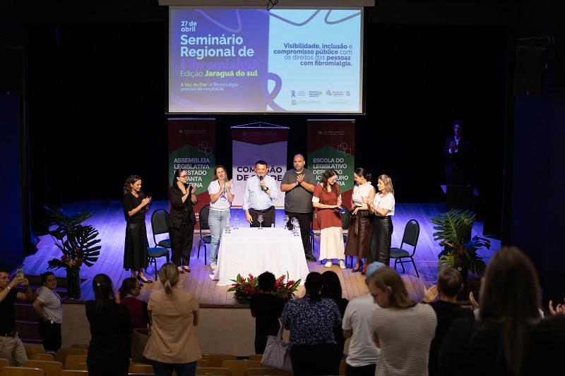 Encontro de pacientes e especialistas discutindo a fibromialgia em Santa Catarina
