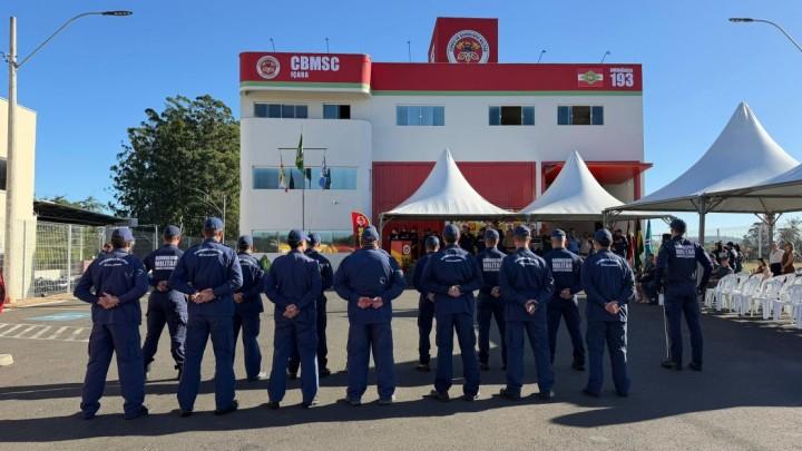 Bombeiros em cerimônia de aniversário