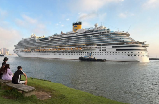 Navio atracado no porto de Itajaí