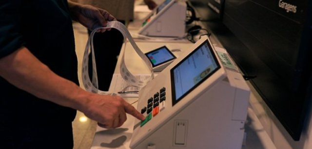 Urnas eletrônicas em teste durante o simulado