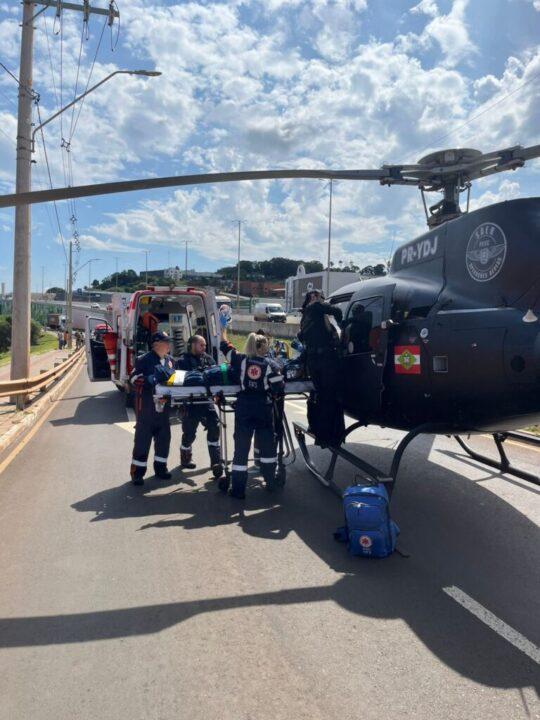 Aeronave da Polícia Civil de SC realizando transporte aeromédico