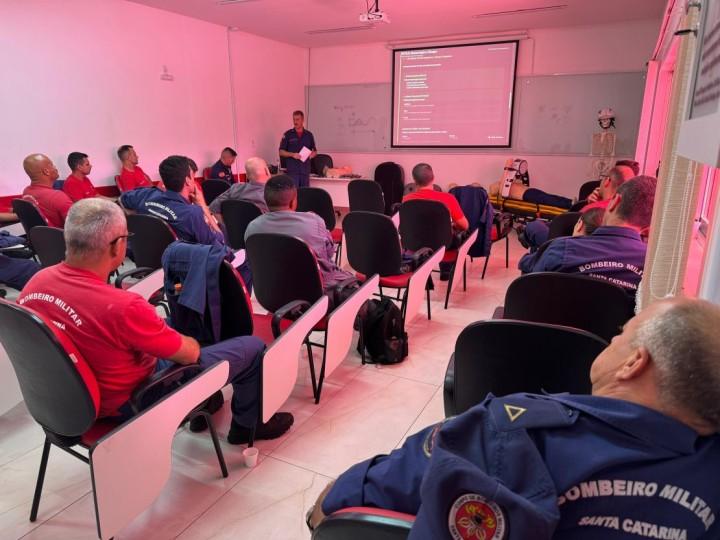 Equipe do 10º BBM em treinamento operacional de Atendimento Pré-Hospitalar
