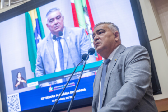 Deputado Sargento Lima ocupando a tribuna na Assembleia Legislativa de Santa Catarina