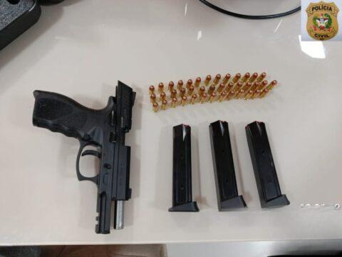 Pistola, carregadores e munições apreendidos em operação policial em Joinville