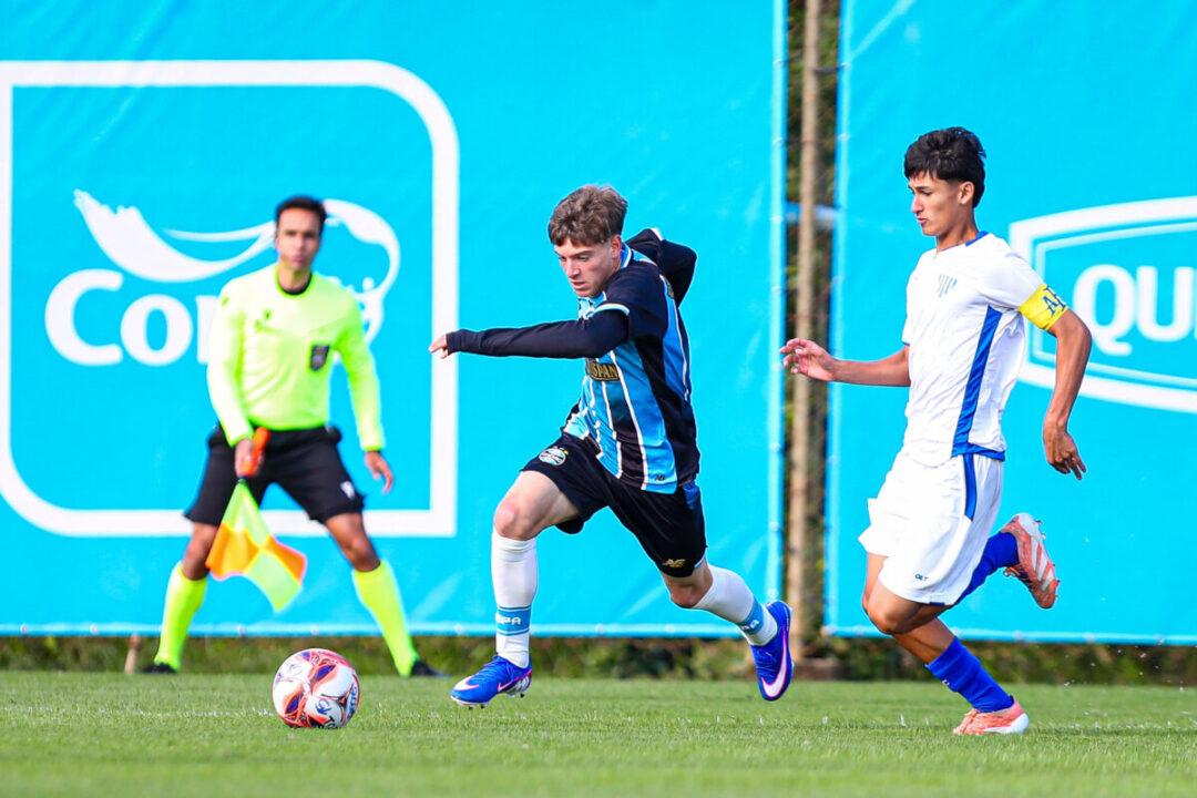 Jogadores do Avaí e Grêmio-RS em partida da Copa do Brasil Sub-15 2026