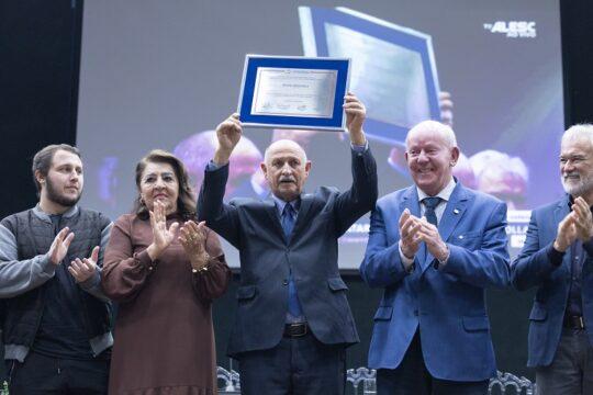 Deputado Marcos Vieira e ex-prefeito Avelino Menegolla recebendo homenagens em Xanxerê