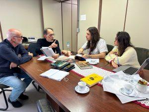 Livros de Shakespeare em caixa da EdUFSC