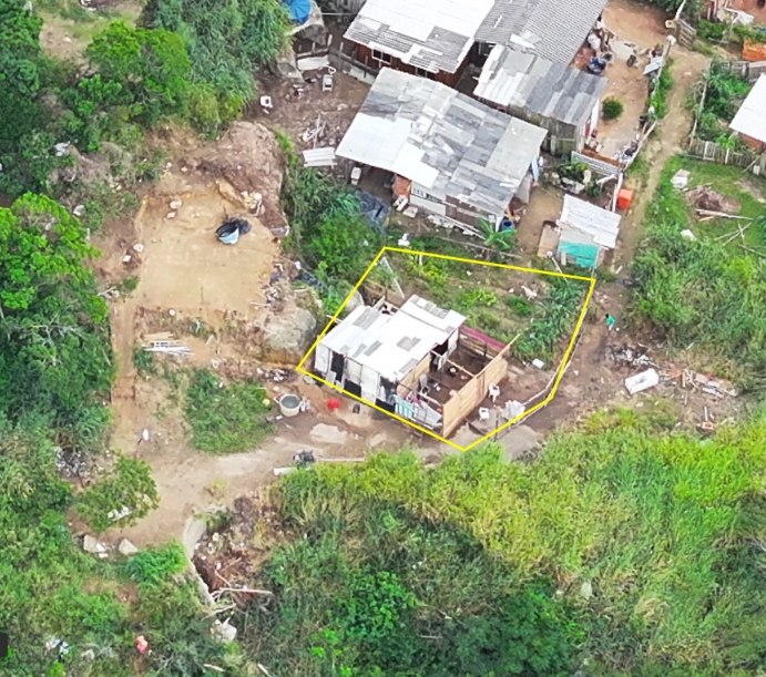 Edificações irregulares sendo demolidas