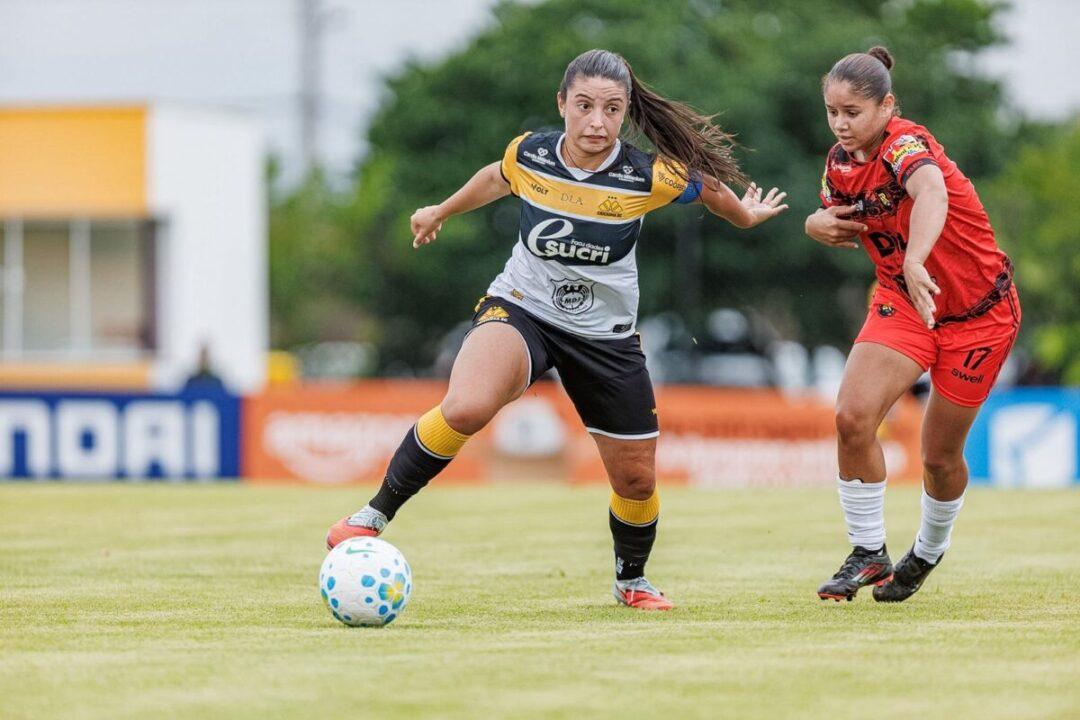 Jogadoras de futebol em campo