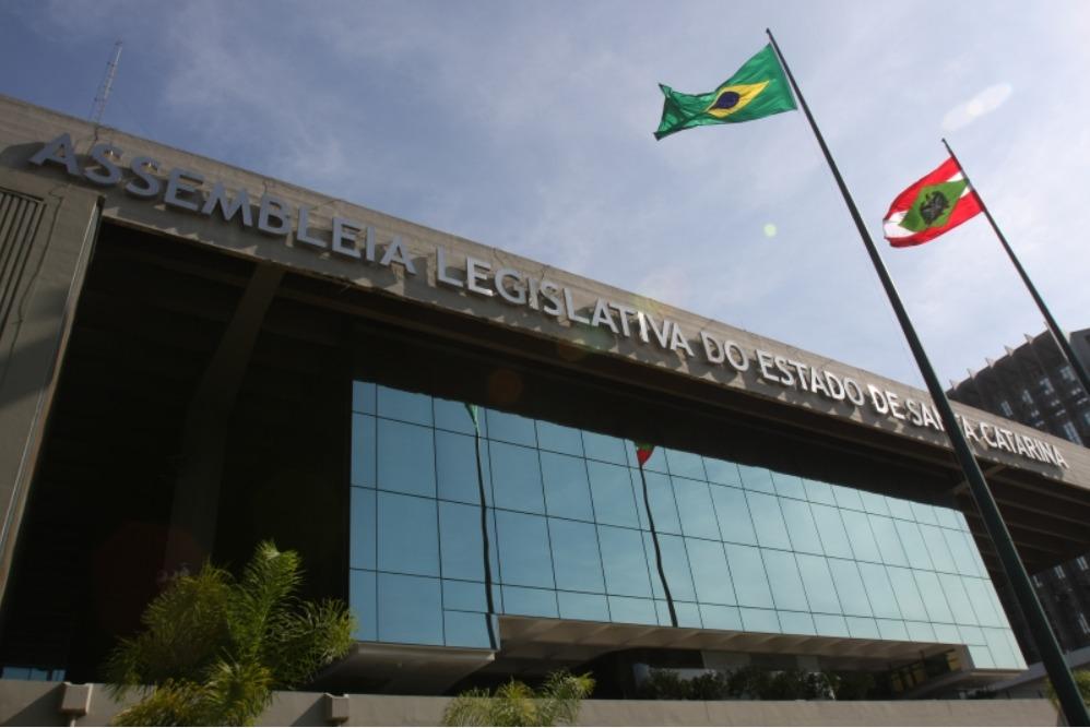 Deputado Marcius Machado anunciando CPI para investigar maus-tratos a animais em plataformas digitais