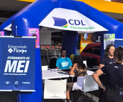 Microempreendedor preenchendo formulário