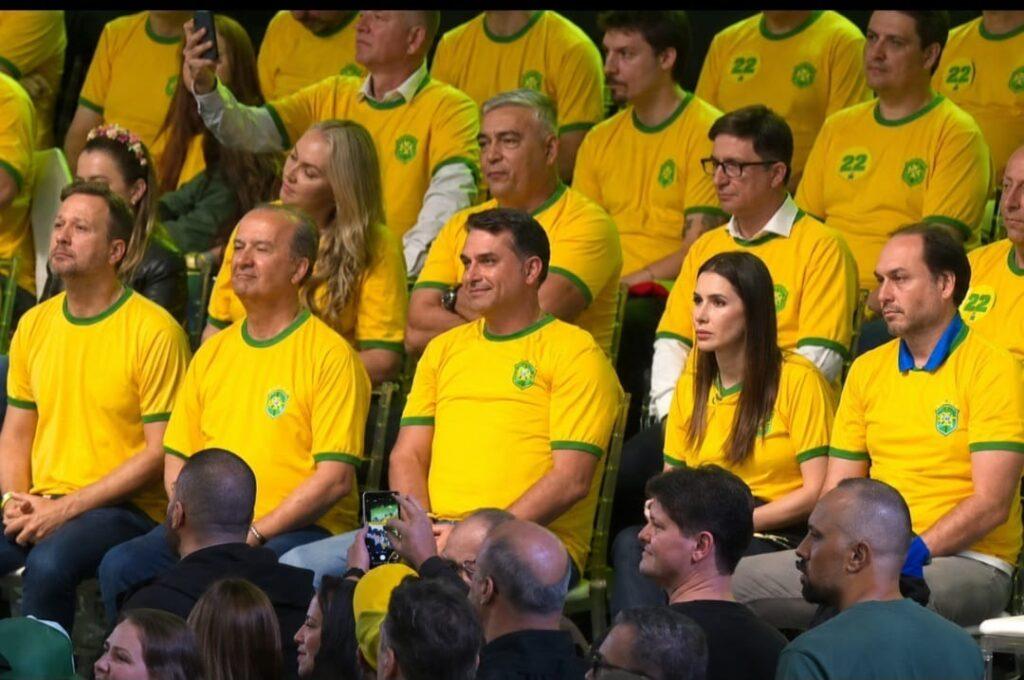 Adriano Silva elogia a família Bolsonaro em evento político