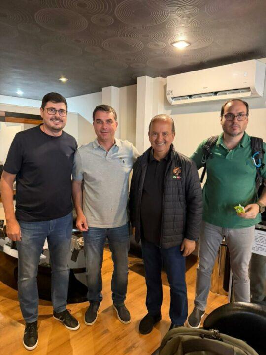 Flávio Bolsonaro ao lado de lideranças políticas em Florianópolis